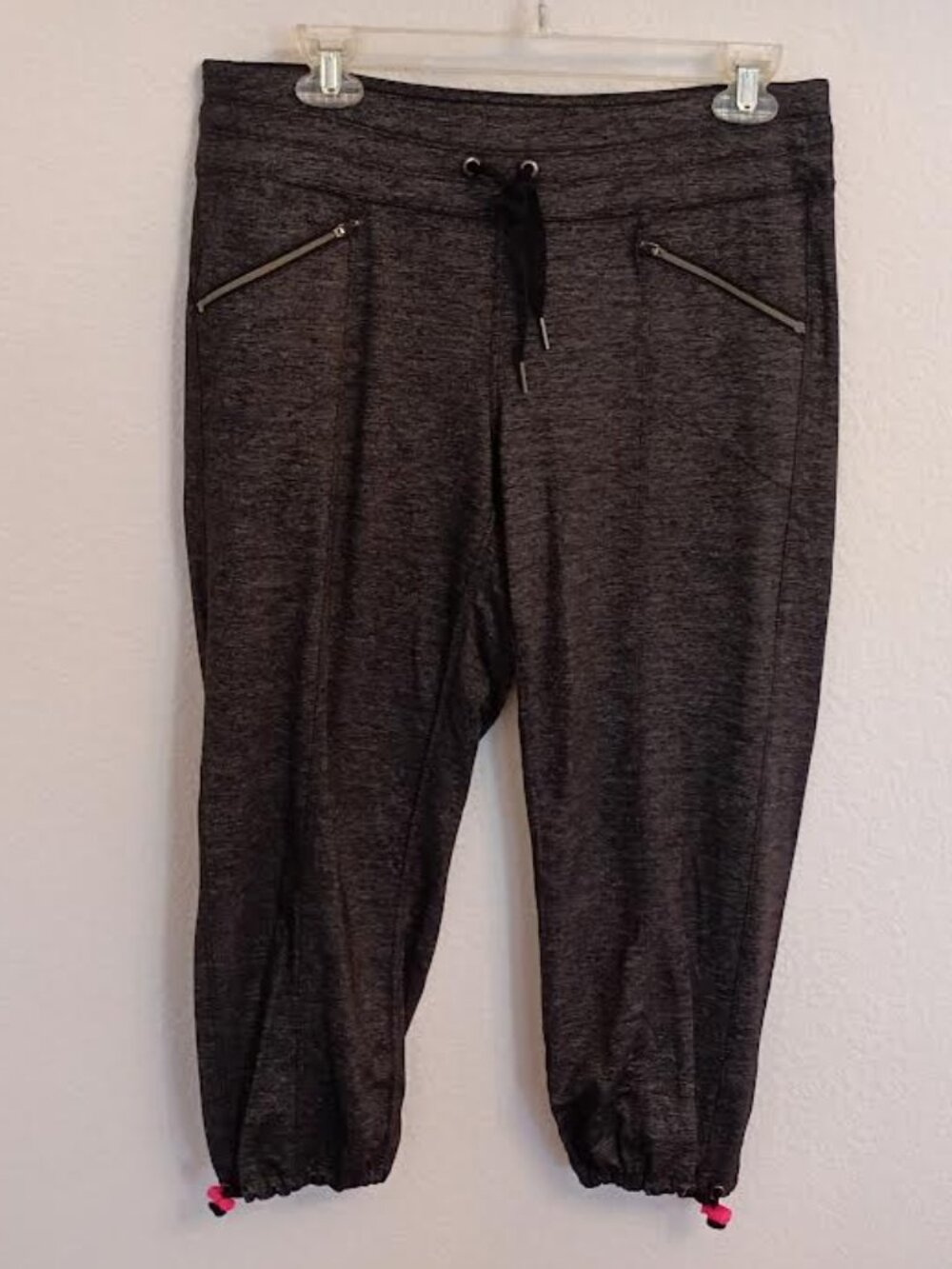 ATHLETA WOMEN'S QUEST METRO SLOUCH CAPRI BLACK HEATHER STYLE # 438861 SIZE MED
